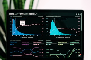 Diagram keamanan siber dengan simbol gembok dan perisai digital